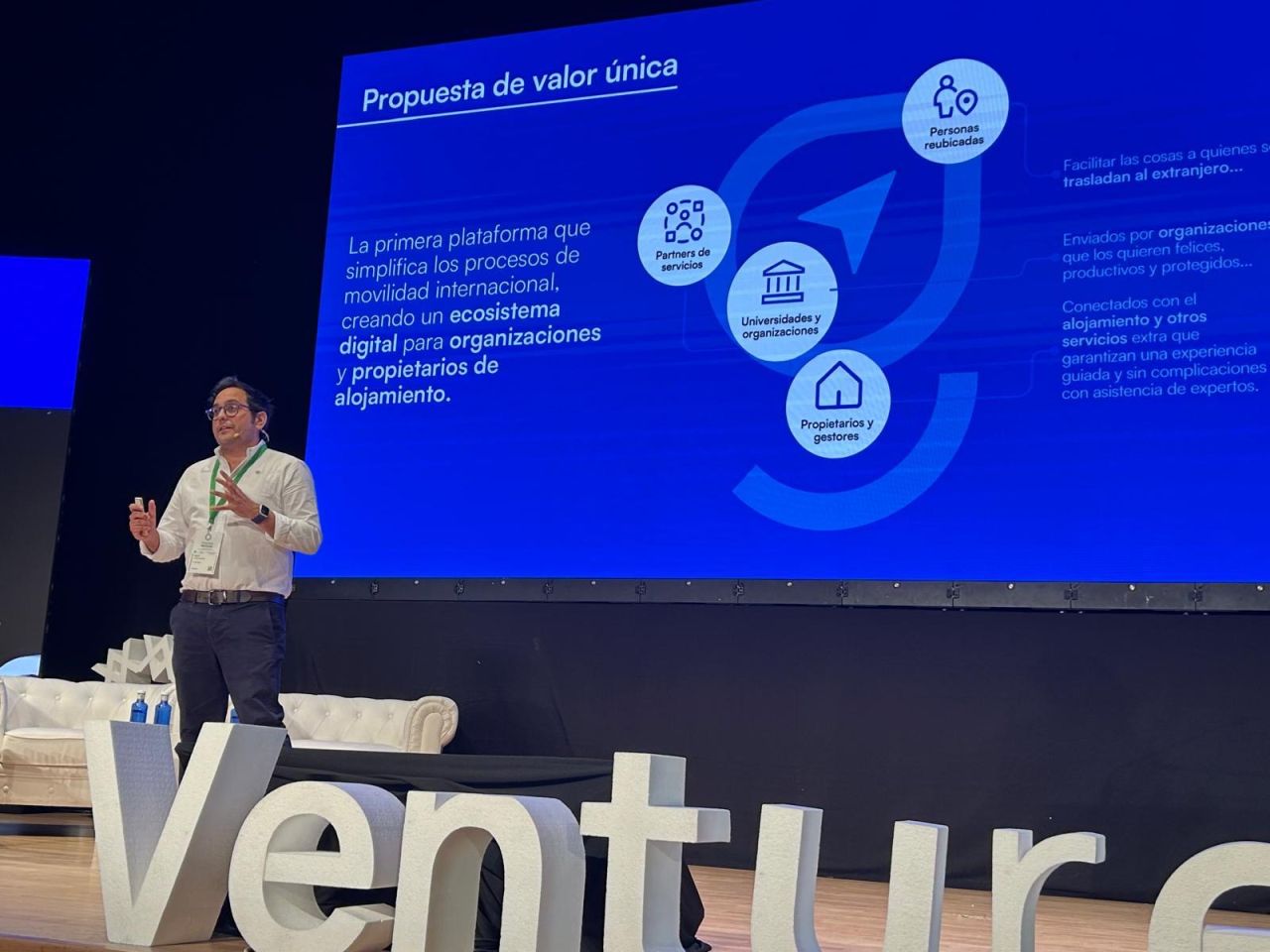 Oscar Rubio Martín speaking on stage